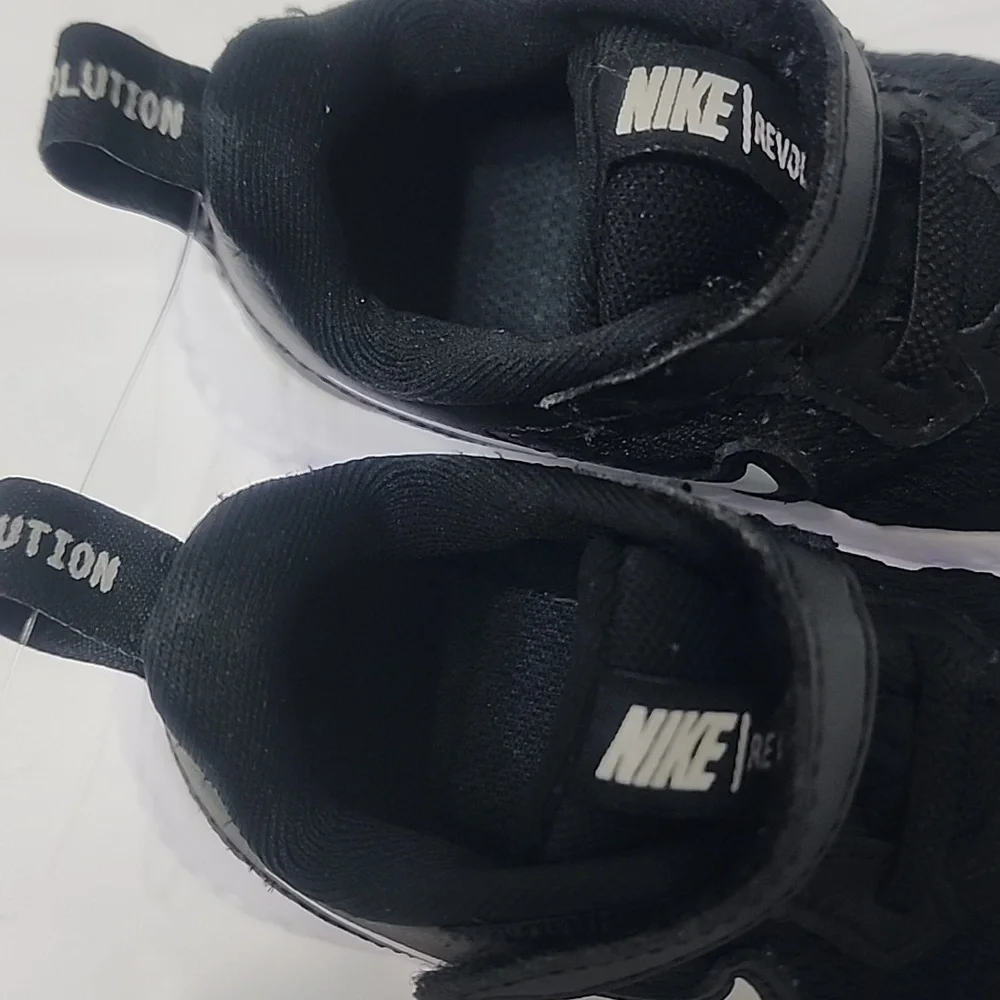NIKE “REVOLUTION” BLACK BOYS TENNIS SHOES SZ 4C
